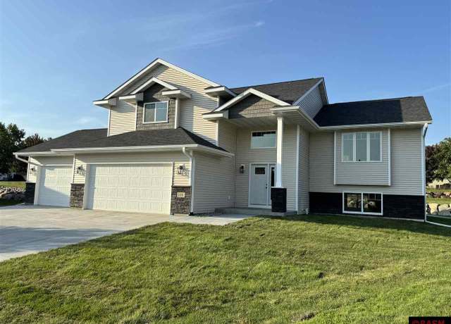Property at 108 Ella Ct, Mankato, MN 56001, 5 beds, 3 baths