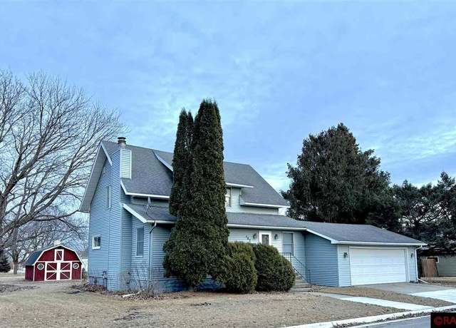 Property at 107 S Oak St, Vernon Center, MN 56090, 4 beds, 1.5 baths