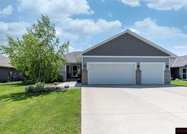 Property at 333 Torrey Pines Dr, Mankato, MN 56001, 5 beds, 3 baths