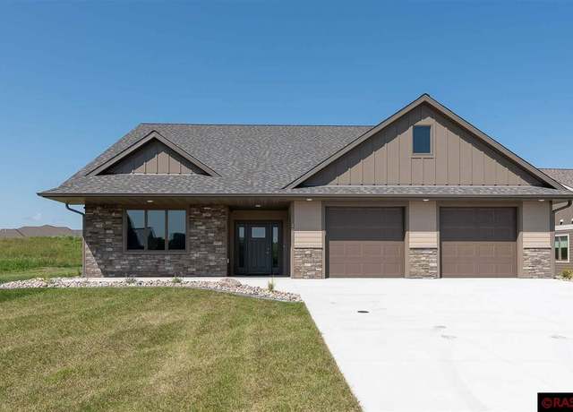 Property at 1018 Mahoe Way, Mankato, MN 56001, 3 beds, 2 baths