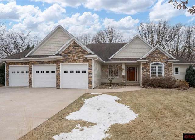 Property at 121 Hidden Oaks Cir, Mankato, MN 56001, 5 beds, 3 baths