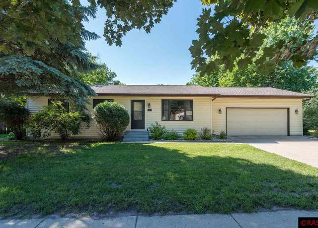 Property at 1719 Green Acres Dr, North Mankato, MN 56003, 4 beds, 2 baths