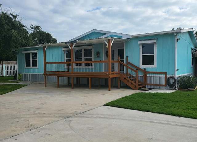 Property at 917 W Laurel St, Rockport, TX 78382, 3 beds, 2 baths