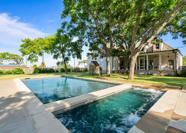Property at 203 N Magnolia St, Rockport, TX 78382, 4 beds, 3.5 baths