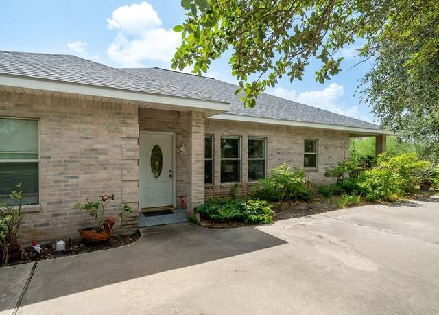 Property at 330 Spanish Woods Dr, Rockport, TX 78382, 5 beds, 3.5 baths