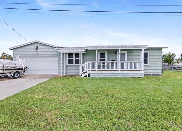 Property at 1322 Omohundro St, Rockport, TX 78382, 3 beds, 1 bath