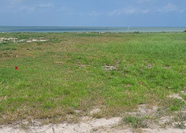 Property at 4 Tradewinds Cir, Rockport, TX 78382