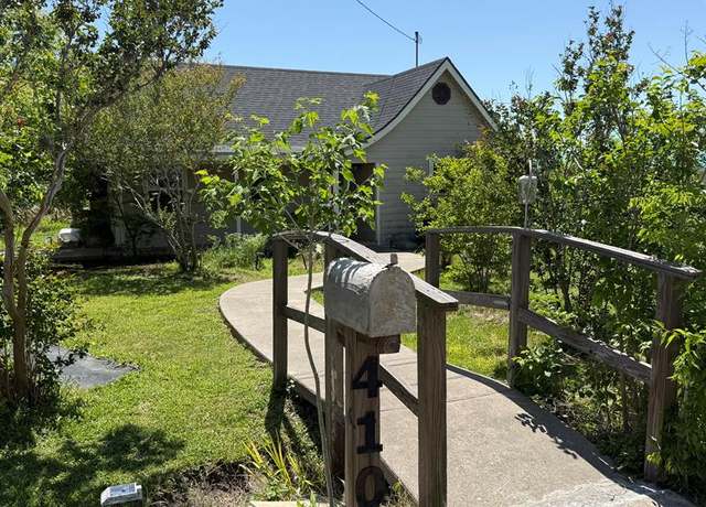 Property at 410 E Roca St, Refugio, TX 78377, 2 beds, 2.5 baths