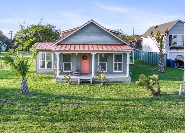 Property at 1204 E Orleans St, Rockport, TX 78382, 2 beds, 2 baths