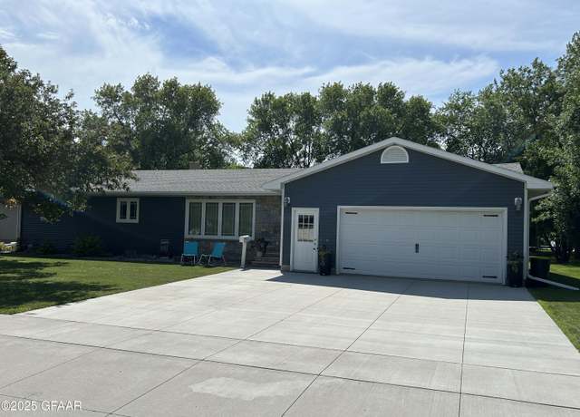 Property at 1443 Dogwood Ave, Grafton, ND 58237, 4 beds, 3 baths