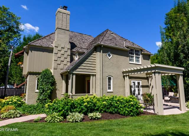Property at 1300 Lincoln Dr, Grand Forks, ND 58201, 4 beds, 4 baths