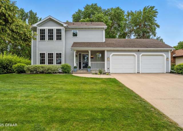 Property at 1620 8th St SE, East Grand Forks, MN 56721, 4 beds, 3.5 baths