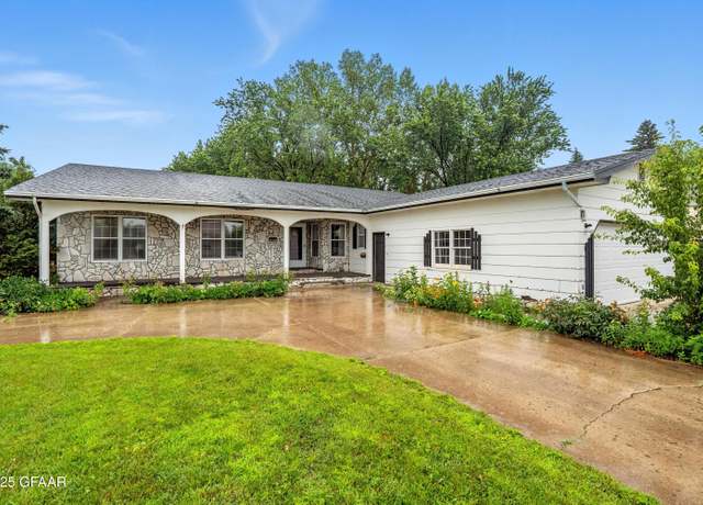 Property at 421 Lewis Ave, Larimore, ND 58251, 3 beds, 3.5 baths