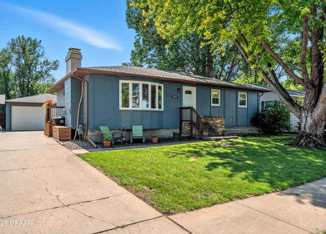 Property at 2009 Oakwood Ave, Grand Forks, ND 58201, 5 beds, 2 baths