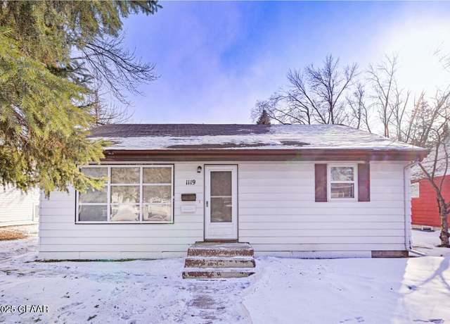 Property at 1119 14th Ave S, Grand Forks, ND 58201, 4 beds, 2 baths