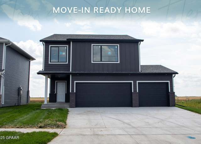 Property at 935 David Dr, Grand Forks, ND 58201, 3 beds, 3 baths