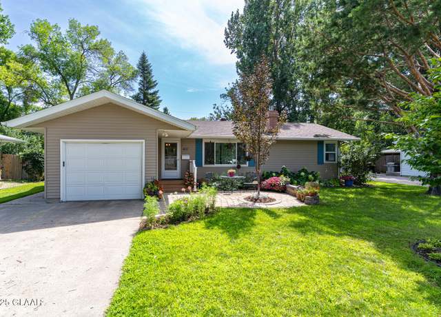 Property at 415 24th Ave S, Grand Forks, ND 58201, 4 beds, 2 baths
