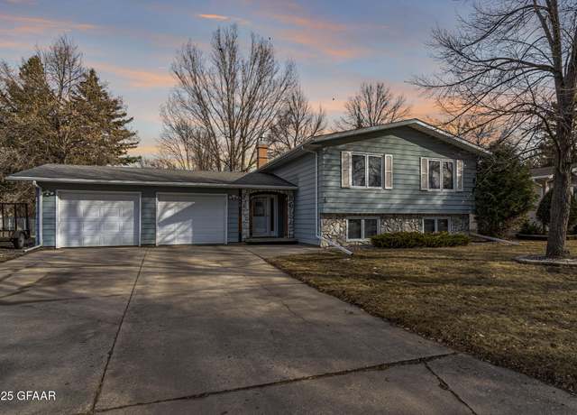 Property at 615 8th ST St SE, East Grand Forks, MN 56721, 4 beds, 2 baths