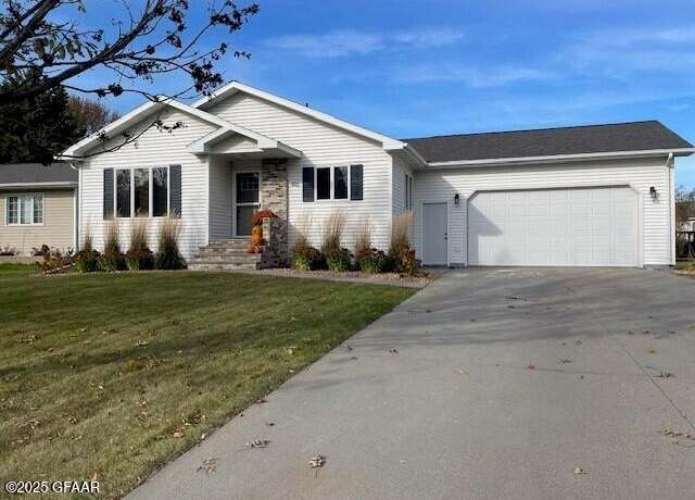 Property at 410 20th ST St NW, East Grand Forks, MN 56721, 4 beds, 3 baths