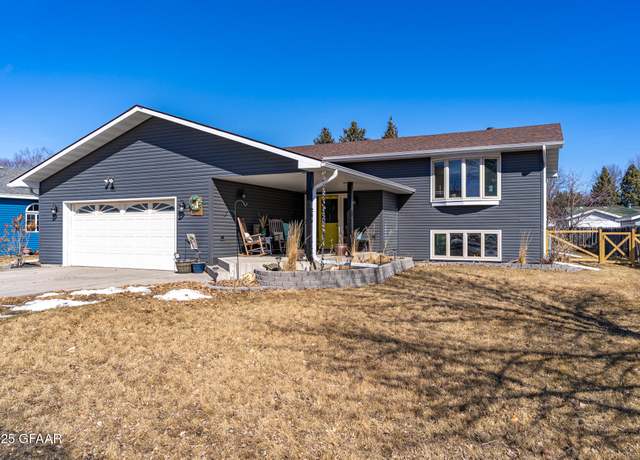 Property at 420 40th Ave S, Grand Forks, ND 58201, 5 beds, 2 baths