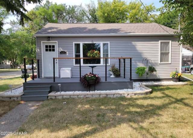 Property at 424 Seward Ave Ave, Grand Forks, ND 58203, 3 beds, 2 baths