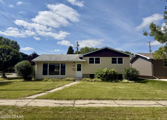 Property at 1618 S 18th St, Grand Forks, ND 58201, 4 beds, 2 baths