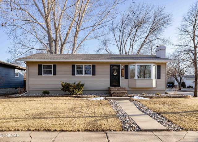 Property at 2015 Oakwood Ave, Grand Forks, ND 58201, 4 beds, 2 baths