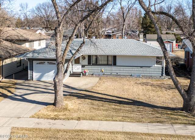 Property at 822 Park Drive Dr, Grand Forks, ND 58201, 3 beds, 2 baths