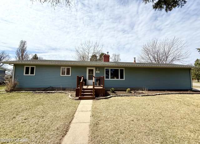 Property at 604 6th Ave SE, East Grand Forks, MN 56721, 3 beds, 3 baths