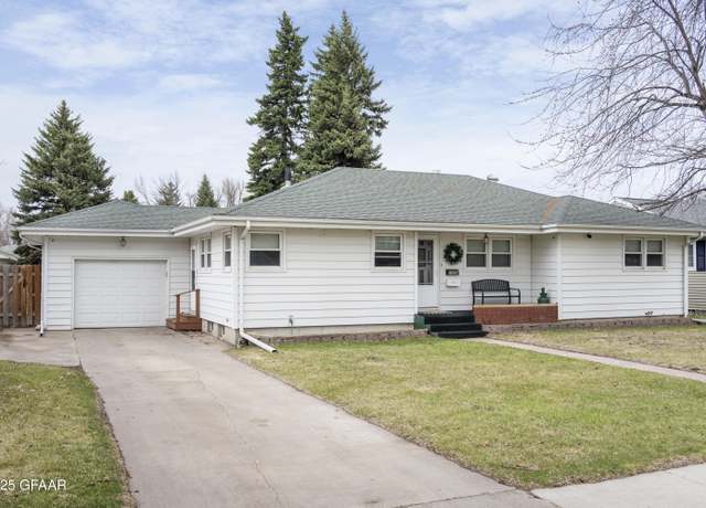 Property at 1020 18th St NW, East Grand Forks, MN 56721, 3 beds, 2 baths