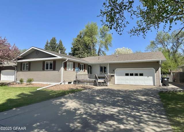 Property at 908 29th Ave S, Grand Forks, ND 58201, 5 beds, 2 baths