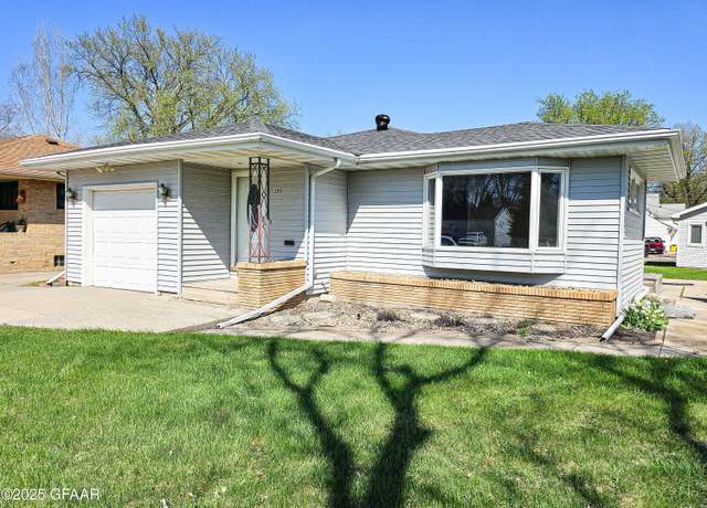 Property at 1205 S 9th St, Grand Forks, ND 58201, 4 beds, 2 baths