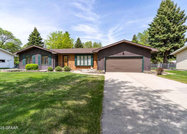 Property at 3209 King Pl, Grand Forks, ND 58201, 3 beds, 2 baths