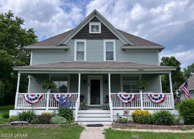 Property at 1742 22nd Ave NE, Grand Forks, ND 58203, 5 beds, 3.5 baths