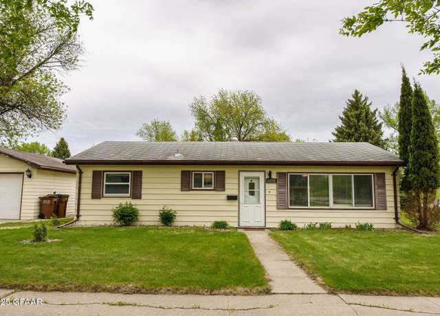 Property at 1019 4th St SE, East Grand Forks, MN 56721, 3 beds, 1 bath