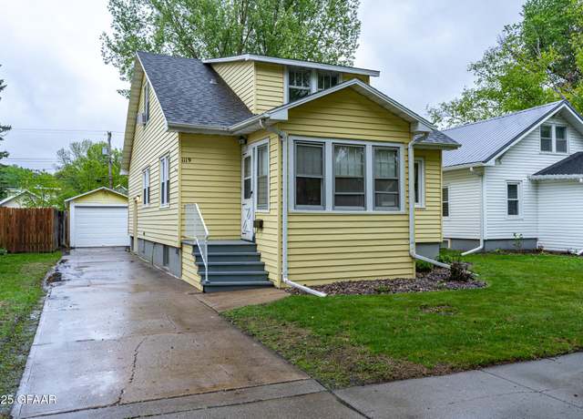 Property at 1119 Cottonwood St, Grand Forks, ND 58201, 3 beds, 1 bath