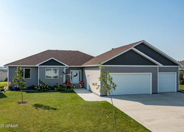 Property at 834 Greenway Boulevard Blvd SE, East Grand Forks, MN 56721, 5 beds, 3.5 baths