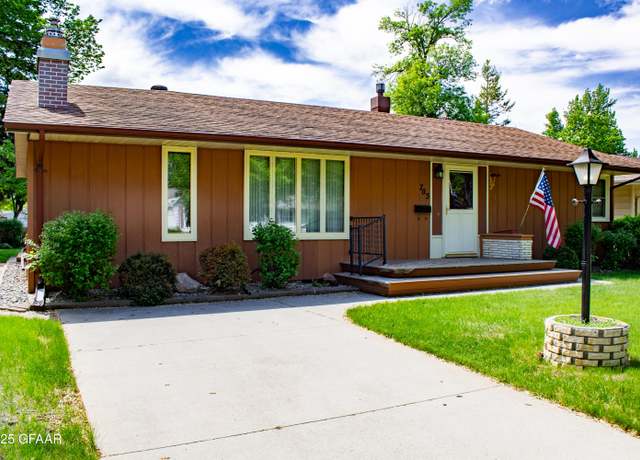 Property at 705 19th Ave S, Grand Forks, ND 58201, 3 beds, 2 baths