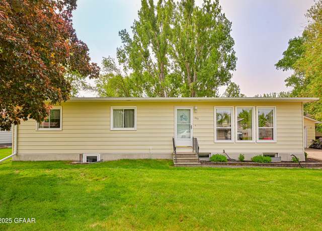 Property at 320 Crescent Dr, Thompson, ND 58278, 3 beds, 2 baths