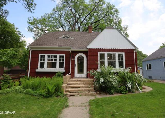 Property at 1201 Walnut St, Grand Forks, ND 58201, 3 beds, 1.5 baths