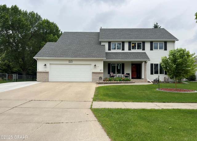 Property at 1371 38th St S, Grand Forks, ND 58201, 4 beds, 3.5 baths