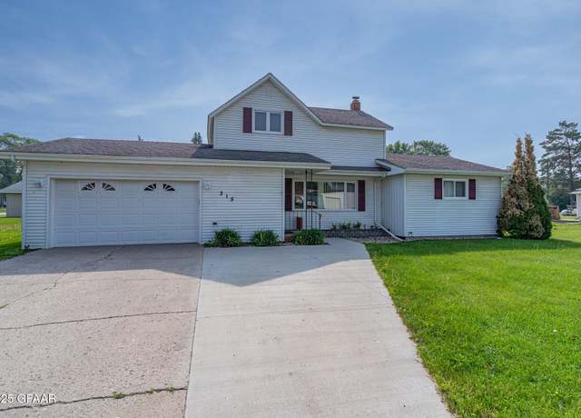 Property at 315 Clark Ave, Larimore, ND 58251, 3 beds, 2.5 baths