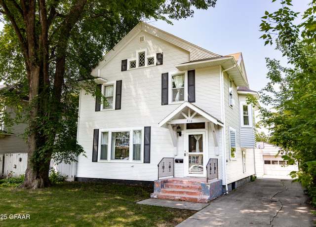 Property at 618 Belmont Rd, Grand Forks, ND 58201, 4 beds, 2.5 baths
