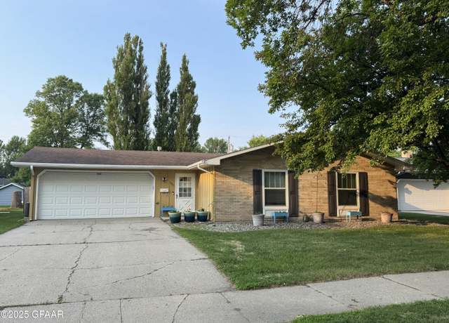 Property at 1905 20th Ave S, Grand Forks, ND 58201, 3 beds, 2 baths