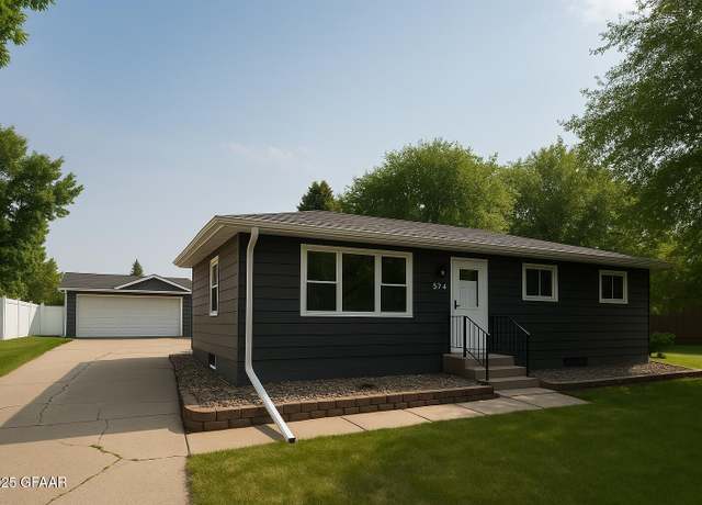Property at 824 Great Plains Ct, Grand Forks, ND 58201, 4 beds, 2 baths