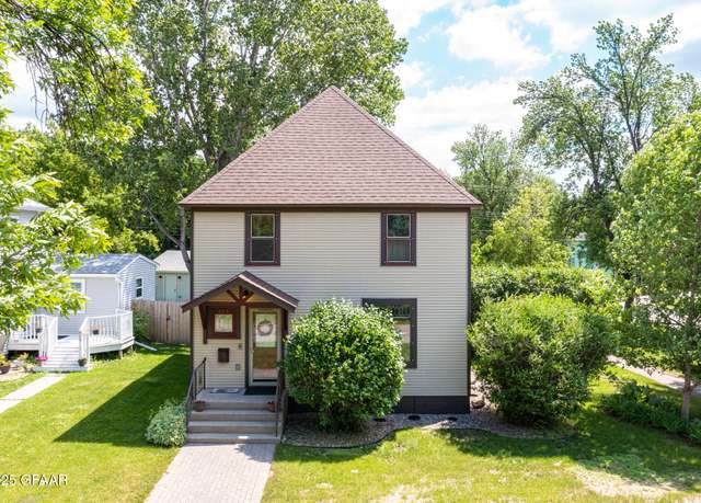 Property at 821 Cottonwood St, Grand Forks, ND 58201, 4 beds, 2.5 baths