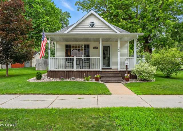 Property at 906 Oak St, Grand Forks, ND 58201, 2 beds, 1 bath