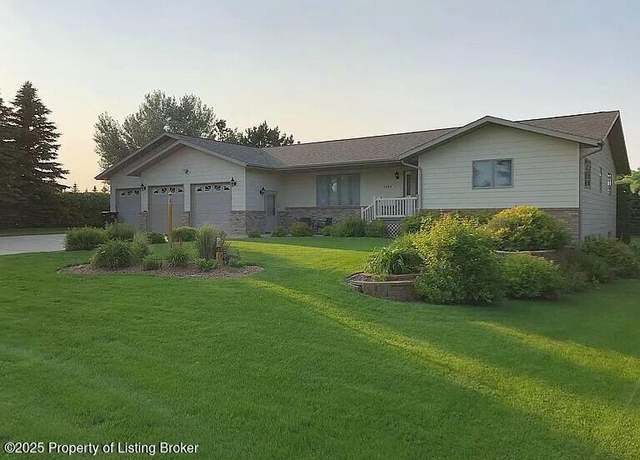 Property at 3066 Lakeview Dr, Dickinson, ND 58601, 4 beds, 4 baths