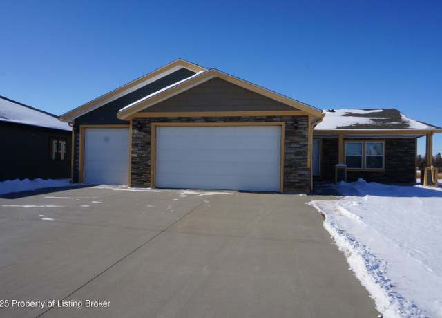 Property at 1735 Yellowstone Cir, Dickinson, ND 58601, 3 beds, 2 baths