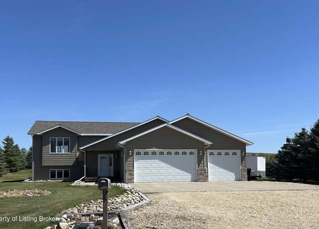 Property at 1735 7th Ave SW, Dickinson, ND 58601, 4 beds, 3 baths